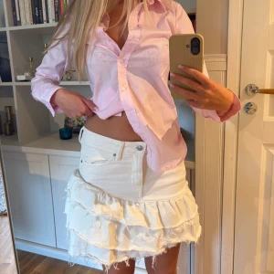 Vit volangjeanskjol - En slutsåld modell från ginatricot🩷🩷