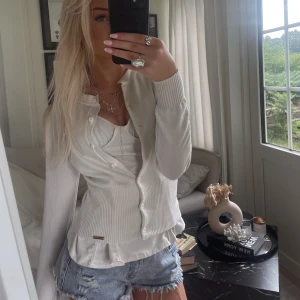 Beige cardigan med knappar - Beige cardigan med knappar
