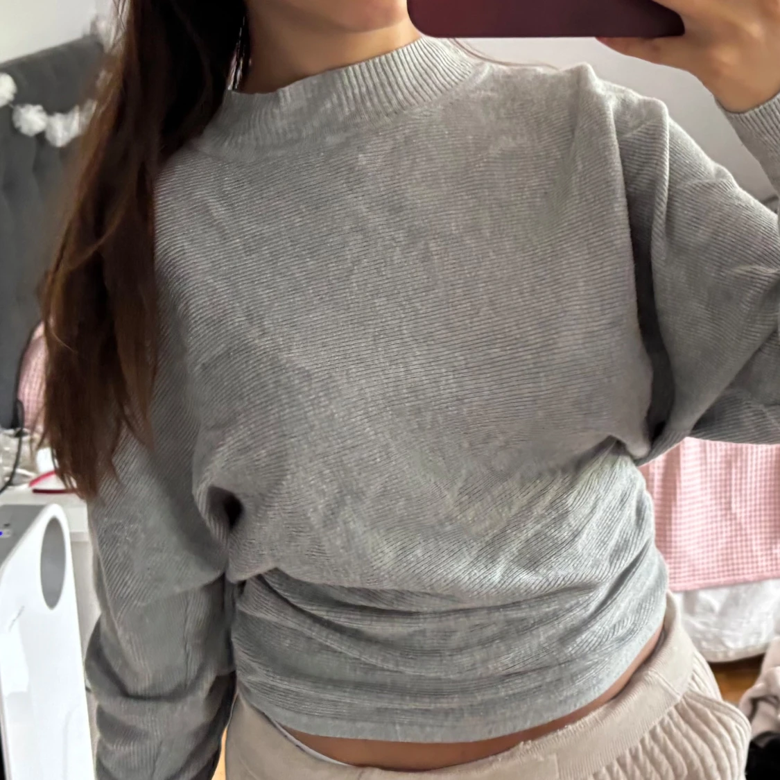 Grå ribbad tröja med dragkedja bak