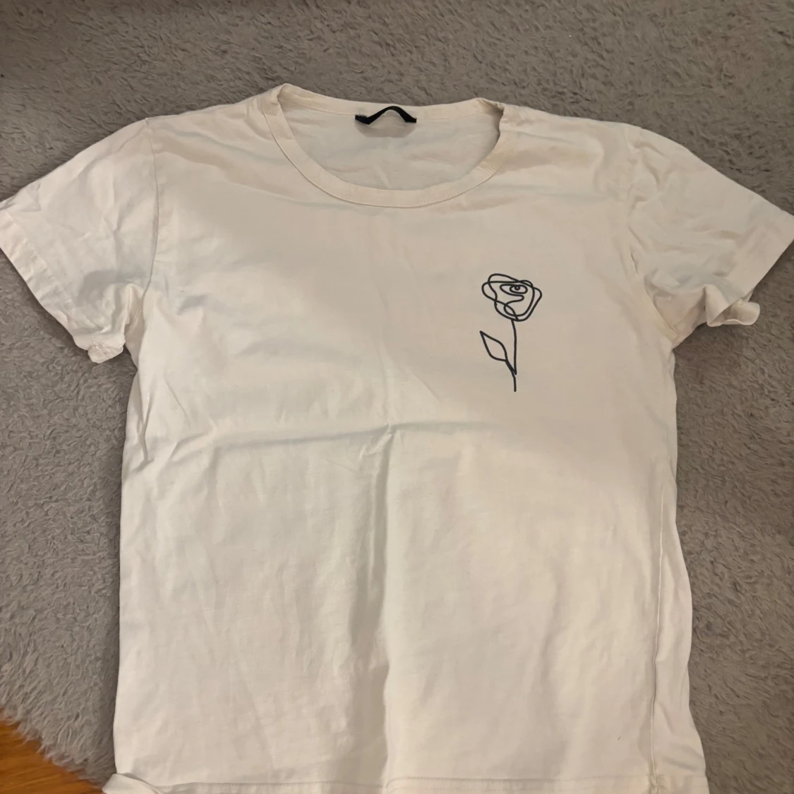 Vit t-shirt med minimalistisk ros