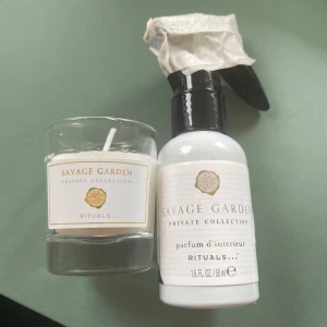 *NY*Ritualspaket Savage Garden litet Doftljus+Rumsspray, Presenttips  - Litet doftljus+Rumsdoft 50 ml. Savage Garden, Private Collection, Rituals  Savage garden -  Sprid doft i ditt hem med de gröna noterna av vetiveria och syrlig citron berikade med örtig och lugnande muskatellsalvia. Njut av en unik, sofistikerad stämning.