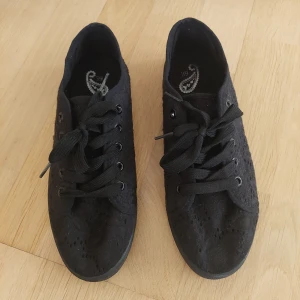 Svarta sneakers med spetsmönster. - Svarta sneakers med spetsmönster.  Dom är i nyskick då dom bara är provade en gång... Från rök och djurfritt hem.