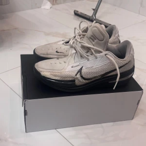 Nike GT Cut 1 ”White & Black” - En av de skönaste basketskorna det går att köpa