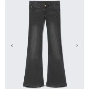 Svarta bootcut jeans med låg midja - Cheap monday jeans ändas testade men passade tyvärr inte storlek 25/32