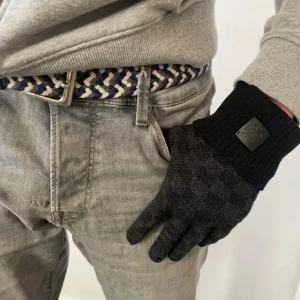 ‼️Louis Vuitton Neo Petit Damier handskar‼️ - Snygga svarta stickade handskar från Louis Vuitton med klassiskt damier-rutmönster. 10/10 skick eftersom de inte är så använda och du får den för mycket billigare än vad jag köpte den för. Har du någon fråga så är det bara att höra av dig!! Tack i förhand💪🏼
