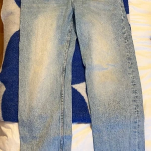 Weekday Barrel ljusblå jeans W32 L34 - Ljusblå jeans från Weekday i modellen Barrel med bredare ben och avslappnad passform. Klassisk femficksdesign, tillverkade i bomull med snygg tvättad look och raka ben. Perfekta för dig som gillar en trendig och chill stil.