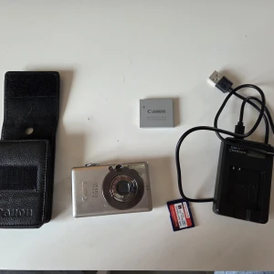 Canon Ixus 50 - Canon Ixus 50 i bra skick. Säljs med laddare, fodral, batteri och minneskort. Ger en snygg retro look. 