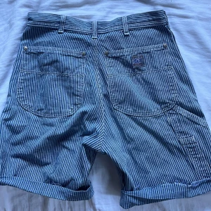 Randiga jeansshorts  - Snygga blå och vita randiga jeansshorts, köpta second hand. Avklippta utan söm, baggy i fiten. Säljer då dem är försmå.