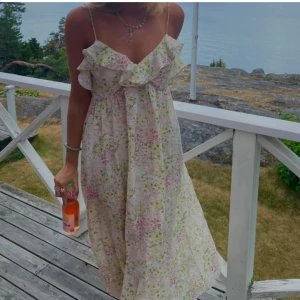 Klänning  - Suuuupersnygg klänning speciellt nu till sommaren. Som ny!!! Lägg prisförslag ❤️❤️❤️🍉🍉☀️☀️☀️