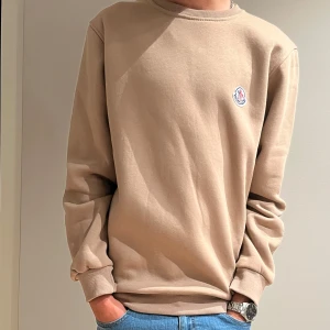 Moncler tröja  - Säljer min moncler tröja för den e för stor för mig, Storleken är M, Pris kan diskuteras och Skriv vid funderingar osv.