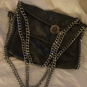 Stella McCartney väska - sååå fin från Stella McCartney🩷🩷🩷 kan ej garantera äkthet tyvärr då den är köpt här på plick, därav priset<33 skriv vid frågor eller om fler bilder osv önskas🙏skicka gärna bud!
