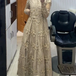 Beige långklänning  - Beige långklänning till salu! handgjord, verk med broderier, pärlor och paljetter över hela klänningen. Kläningen är endast använt en gång på ett bröllop och därefter aldrig använts i flera år. Köptes för 3 000 kr och säljer den för 1000!! Den kan passa både 34/38, har en lång dragkejda. Perfekt för bal, fest eller bröllop. 