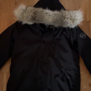 Canada Goose chateu Jacka - En riktigt snygg Chateu Canada Goose vinterjacka i strl M/M men Passar även L. Håller dig riktigt varm under vintern och är riktigt snygg. Jackan är i ny skick och helt felfri. Nfc scan finns på insidan och utsidan. Avtagbar päls dessutom. Hör av er vid frågor!
