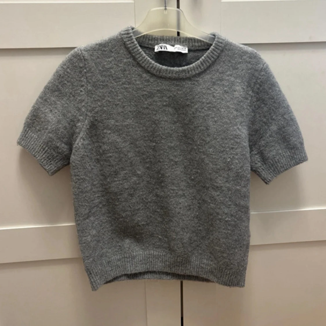 Grå stickad kortärmad tröja från Zara