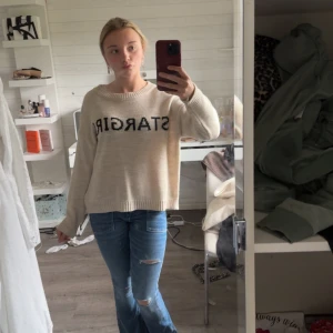 En stickad tröja från design by si - en tröja som är perfekt till hösten, det står Stargirl över bröstet och är perfekt till ett bra jeans. 
