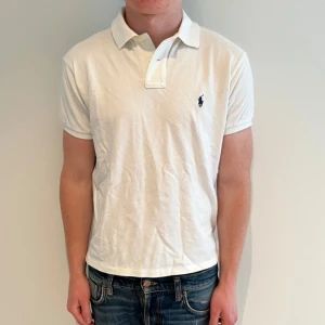 Ralph lauren piké - Ralph lauren skjorta | Skick: 9,5/10 | L (passar S) | Fraktar via postnord eller instabox på köparens bekostnad | Hör av dig vid minsta fråga eller fundering! 