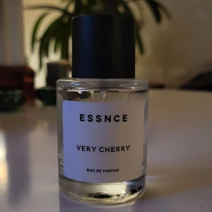 ESSNCE Very Cherry - Very Cherry från Essnce. Uppskattar mängden till cirka 20 ml. Öppen för prisförslag.  Beskrivs som en doft inspirerad av Tom Fords Lost Cherry. Inköpt på Tradera, men passar inte min stil 🩷 