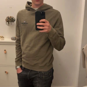 Olivgrön hoodie från Lexington - Säljer en stilren olivgrön hoodie från Lexington. Tröjan är knappt använd och i bra skick. 