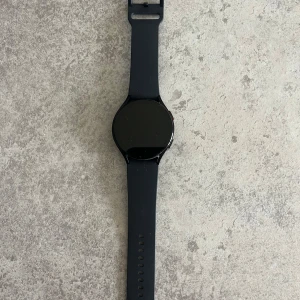 Svart Galaxy watch 5 LTE 44mm - Säljer en svart Samsung Galaxy Watch 5 Pro med rund urtavla och stilren design. Klockan har ett silikonarmband och boett i metall, samt safirglas på baksidan. Perfekt för dig som gillar teknik och vill ha koll på hälsa och notiser direkt på handleden. Nypris 4190kr. Pris kan diskuteras vid snabb affär. 