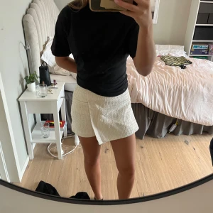 Vit kjol/shorts  - Vit kjol/shorts från Zara 💛💛