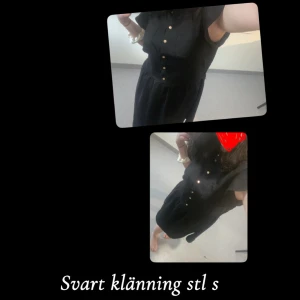 Svart kortärmad klänning med knappar - Svart klänning i kort modell med snygga guldknappar framtill. Klänningen har korta ärmar och en avslappnad passform i midjan. Perfekt för dig som gillar enkel men stilren look.