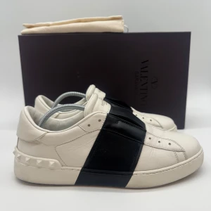 VALENTINO OPEN SNEAKERS - Valentino open sneakers - Skick: 9/10/10 - Tillbehör: Dustbag- Storlek 39,5 sitter som 40,5- Nypris ca 7700kr - Deluxecloset