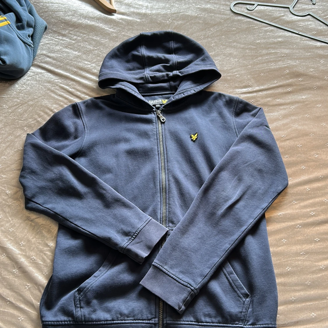 Mörkblå hoodie från Lyle & Scott