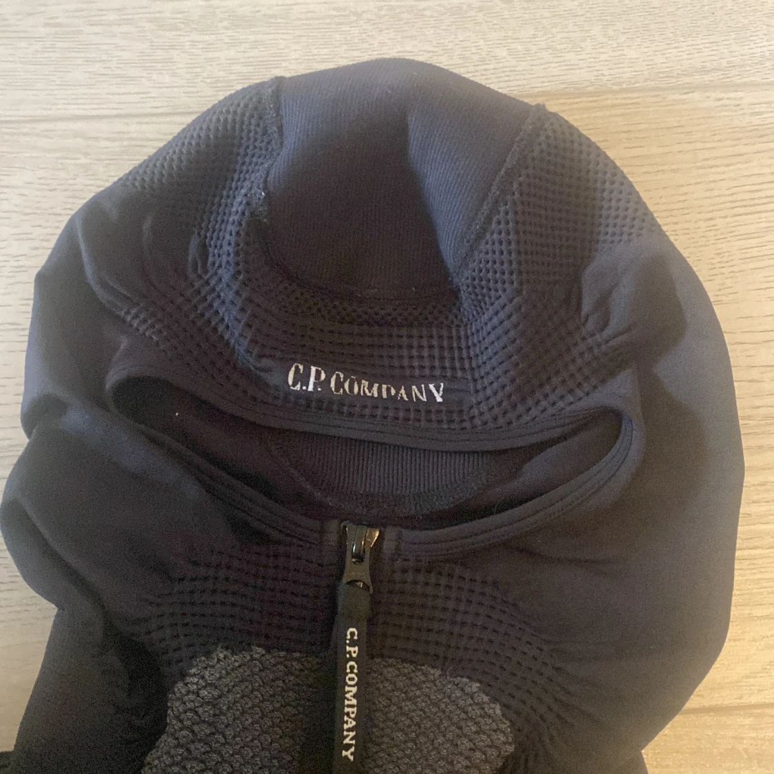 Svart hoodie från C.P. Company - 4