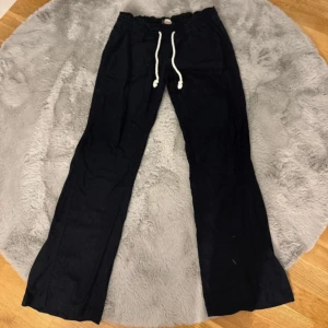 Svarta Roxy linne byxor  - Svarta Roxy linne byxor i storlek s bra skick 