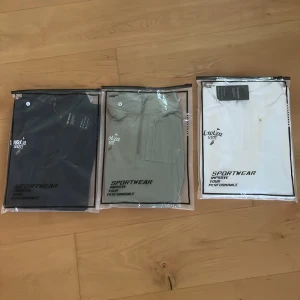 Golftröjor/Träningströjor - Hej, mar massor av nya Golftröjor/träningströjor. Passar både killar och tjejer. Färger enligt bilden och har storlekar S,M,L i alla. 