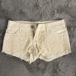 Lågmidjade Hollister jeans shorts  - Super snygga vita lågmidjade hollister jeans shorts i storlek 24 midjemått 36 rakt över. Snygga unika mönster på 