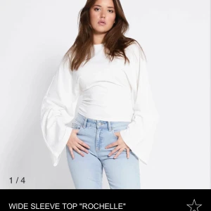 Vit långärmad tröja från 157 - Snygg vit långärmad tröja från 157. Helt ny med prislapp kvar. Modellen heter WIDE SLEEVE TOP "ROCHELLE". Köpt för 150 kr.