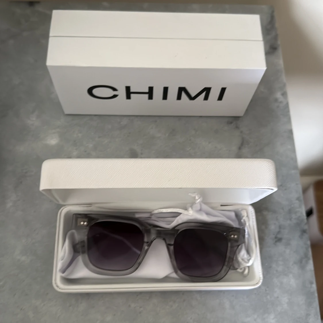 Grå transparenta solglasögon CHIMI