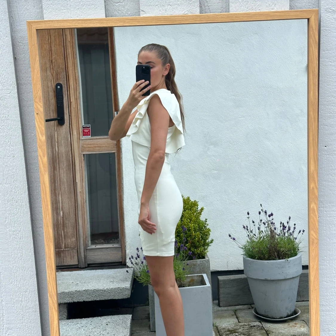 Vit kort klänning med volangdetalj - 2