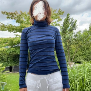 Randig polotröja  - Snygg blå polotröja från Denim Hunter med svarta ränder. Tröjan är figurnära med lång ärm och hög polokrage. Perfekt för lager-på-lager och funkar året runt. Materialet är mjukt och stretchigt, vilket gör den superbekväm. Nypris: 799 kr. Nu: 249 kr. Hör gärna av dig för fler bilder/frågor!😁☀️ 🌸