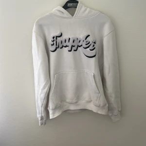 Made by trappers Huddie - Tja! Säljer min made by trappers Huddie då den har blivit för liten för mig, den är använd men har inga defekter, passar till strl S och skicket är 8,5/10, vid snabb affär kan priset diskuteras vid mer frågor hör av er🫡