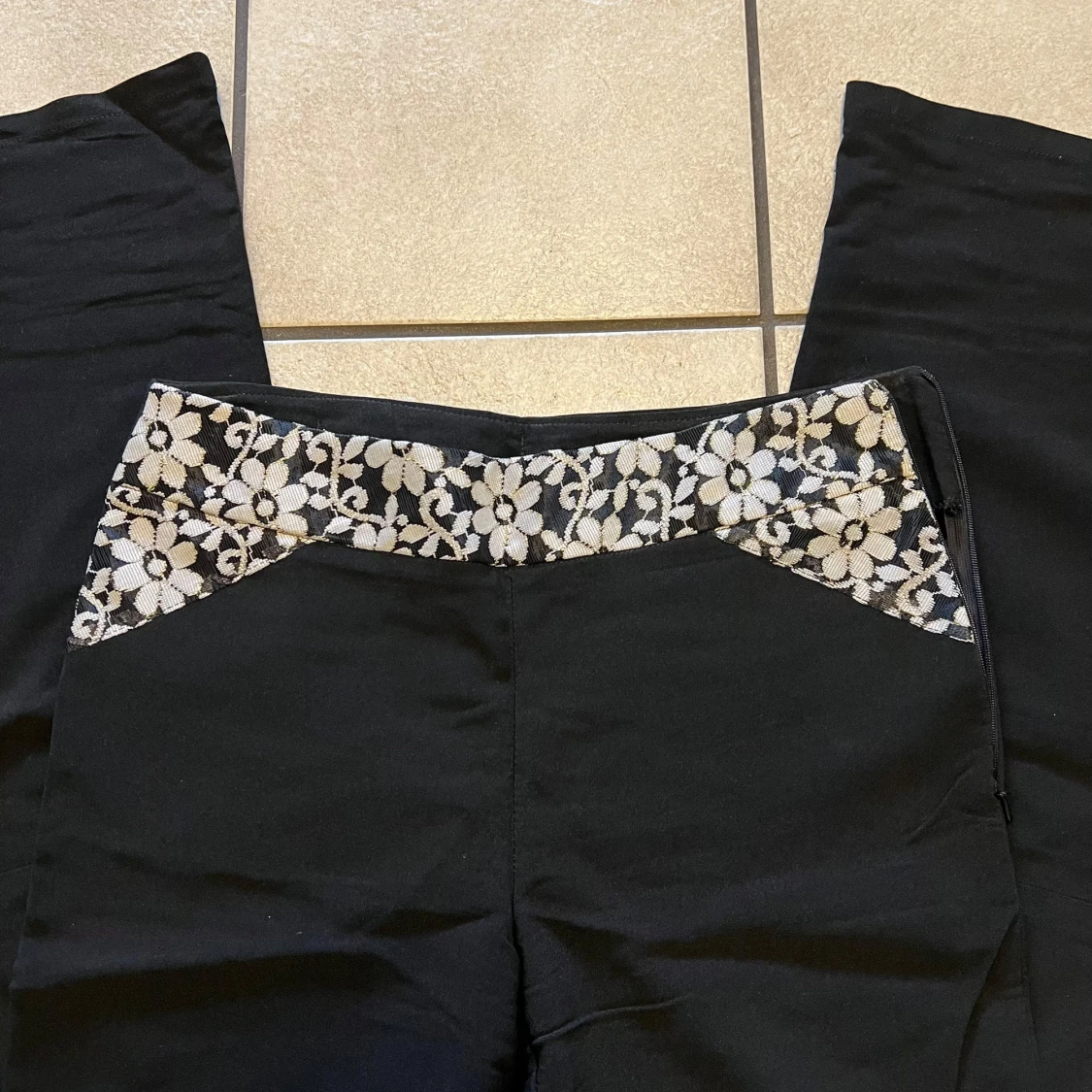 Svarta bootcut byxor med spetsdetalj - 1