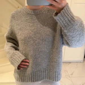 Stickad tröja  - Jätte fin stickad tröja från Zara. Säljer pga att den inte kommer till användning. Passar en xs