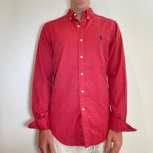 Röd Ralph Lauren skjorta - Röd Ralph lauren skjorta || Storlek S (Slim Fit ||Skjortan är i bra skick || Modellen på bilden är 170cm och väger 62kg || Tveka inte på att höra av dig vid frågor eller funderingar 