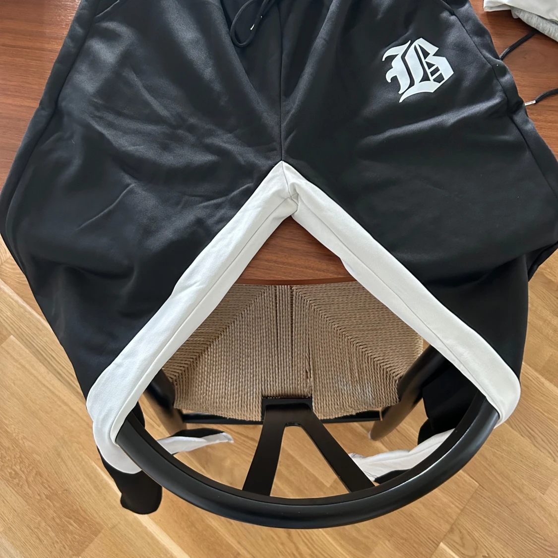 Svarta mjukisbyxor med vita ränder och B-logga