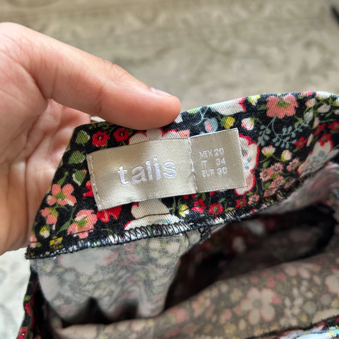 Blommig volangkjol från Talis - 2