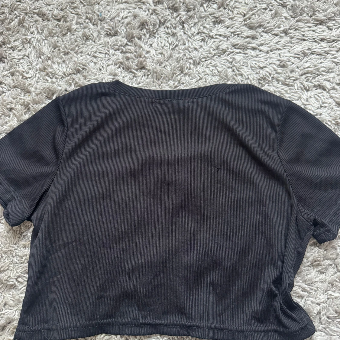 Svart croppad topp med pärldetaljer - 2