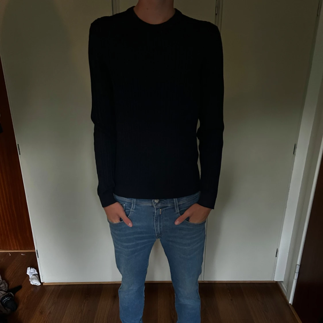 Mörkblå stickad tröja med kabelmönster