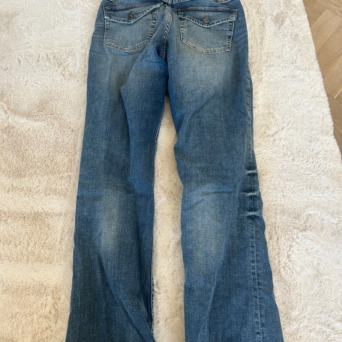 Blå bootcut jeans med fickdetaljer - 1