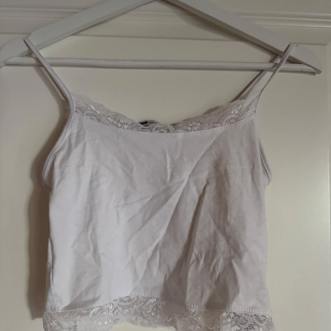 Vit spetskantad linnetopp FB Sister XS