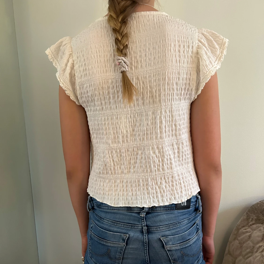 Vit blus med volangärm och spets - 1