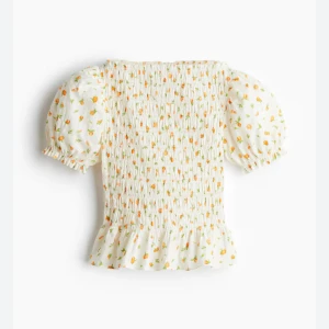 Topp - Superfin topp från hm, endast använd en gång och säljer då den inte kommer till användning💕