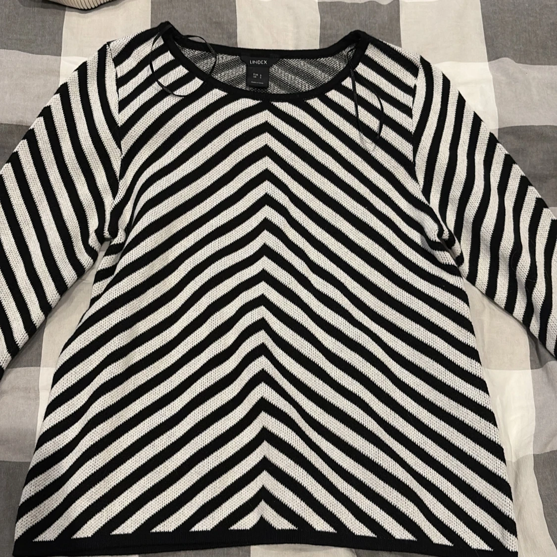 Randig svartvit stickad tröja Lindex