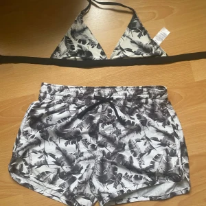 Svartvit bikini  - Ett jättefint bikinipar som är använd väldigt få gånger, skulle gissa på 1-2 gånger. Är i bra kvalitet och sitter jätteskönt. Säljs i par och inte var för sig! Är i storlek 158-160