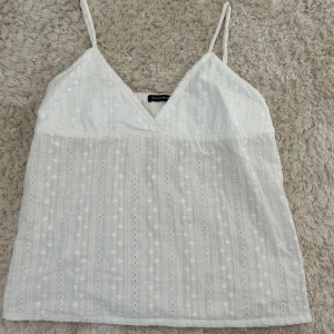 Topp från brandy meville  - Supersöt vit linnetopp från Brandy Melville med ett snöre där bak som man knytyet till en rosett . Säljer då den inte riktigt kommit till användning för mig 💗 storleken är one size men skulle säga att det är som en s eller xs själv har jag s och den passar super bra! Kontakta för fler frågor 💗 köparen står för frakten 💗